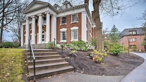 A building with a grand entrance, a staircase leading up to it, and a well-maintained garden area. - Peaceful Wine Country Getaway - Walk to Downtown! (Walla Walla)