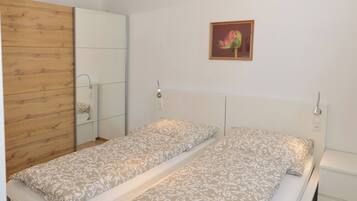 1 habitación, tabla de planchar con plancha, wifi gratis y ropa de cama