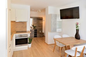 Fridge, microwave, oven, stovetop - Charming Apartment "Blaser" with Wi-Fi, Garden and Terrace (Mühlbachl)
