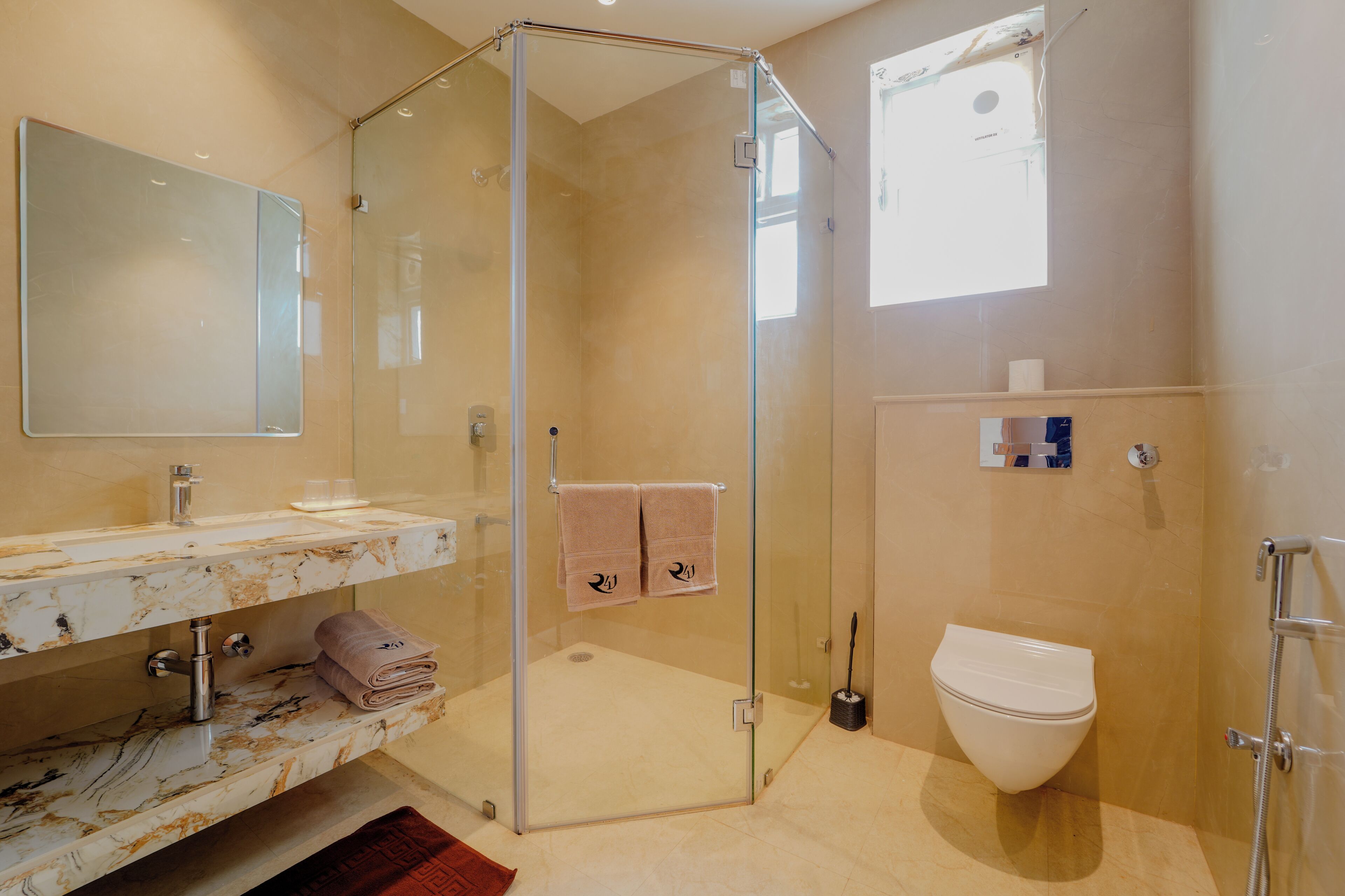 Deluxe kamer | Badkamer | Een douche, een hydromassagedouche, badjassen, pantoffels