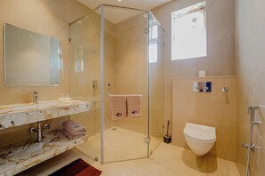 Camera Deluxe | Bagno | Doccia, doccia idromassaggio, accappatoio, pantofole