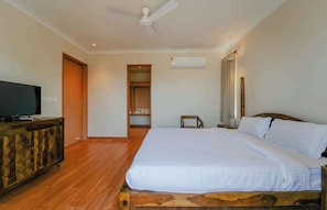 Superior Room | Individually decorated, individually furnished, desk, soundproofing - R41 Boutique Stays (Jaipur)