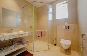 Habitación superior | Baño | Regadera, regadera con hidromasaje, batas, toallas 