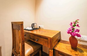 Habitación familiar | Decoración personalizada, muebles diferentes y escritorio 