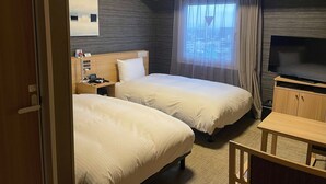A hotel room with two beds, a TV, a desk, and a window with curtains. - Hotel Route Inn Sakurai Ekimae (Sakurai)