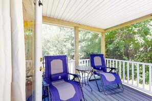 Property grounds - Studio cottage close to beach & golf with outdoor pool, firepit, & basketball (Kennebunk)