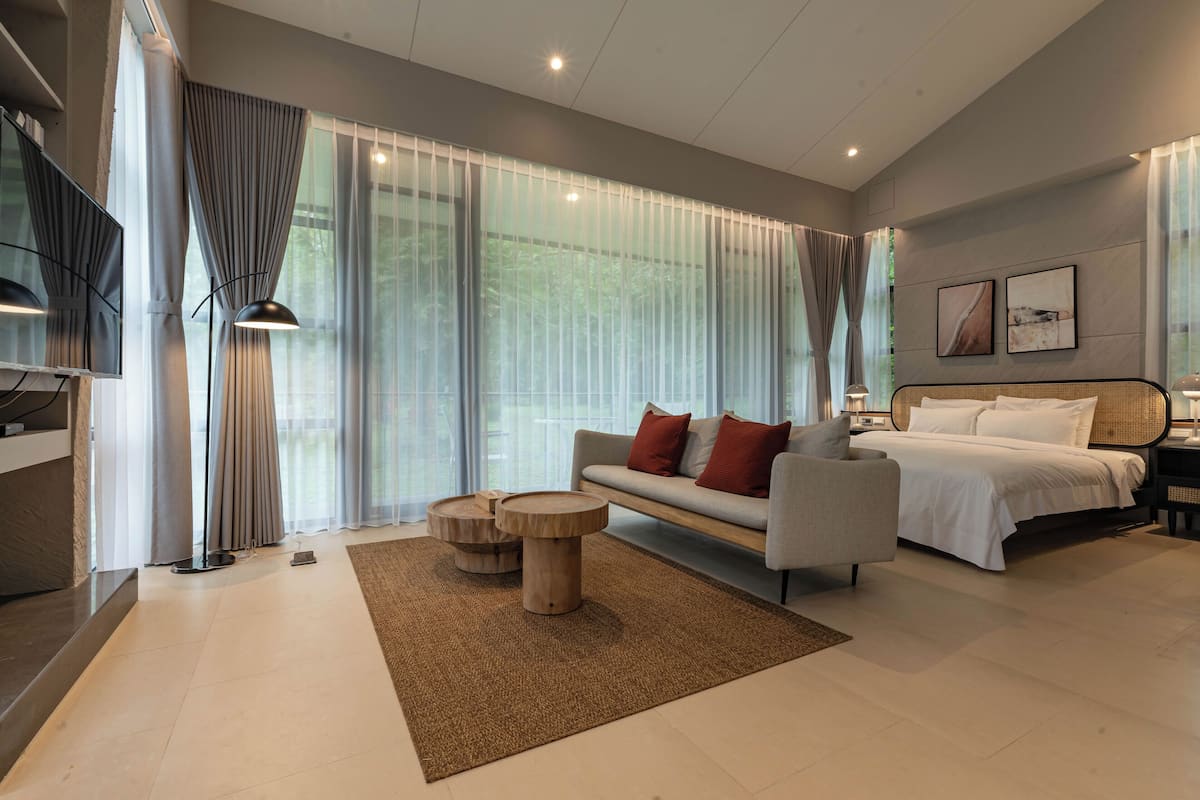 deluxe double room, mountain view | in-room safe, desk, soundproofing, free wifi