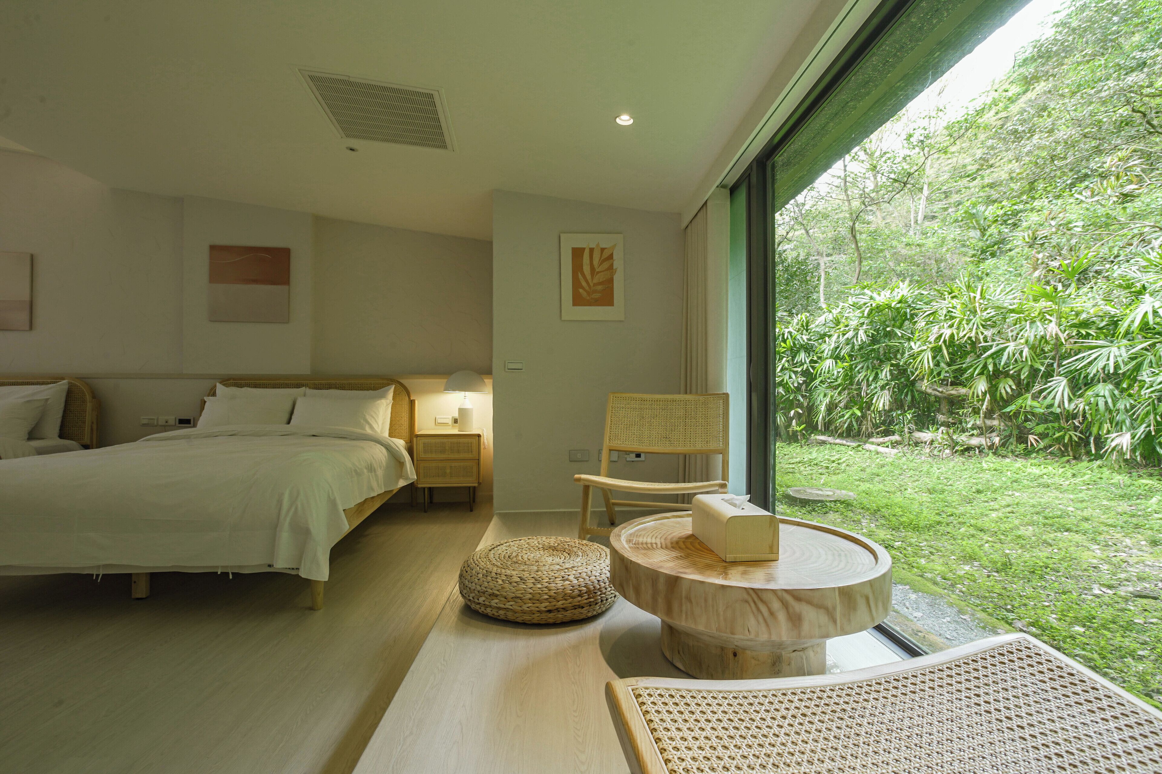 quadruple room | in-room safe, desk, soundproofing, free wifi