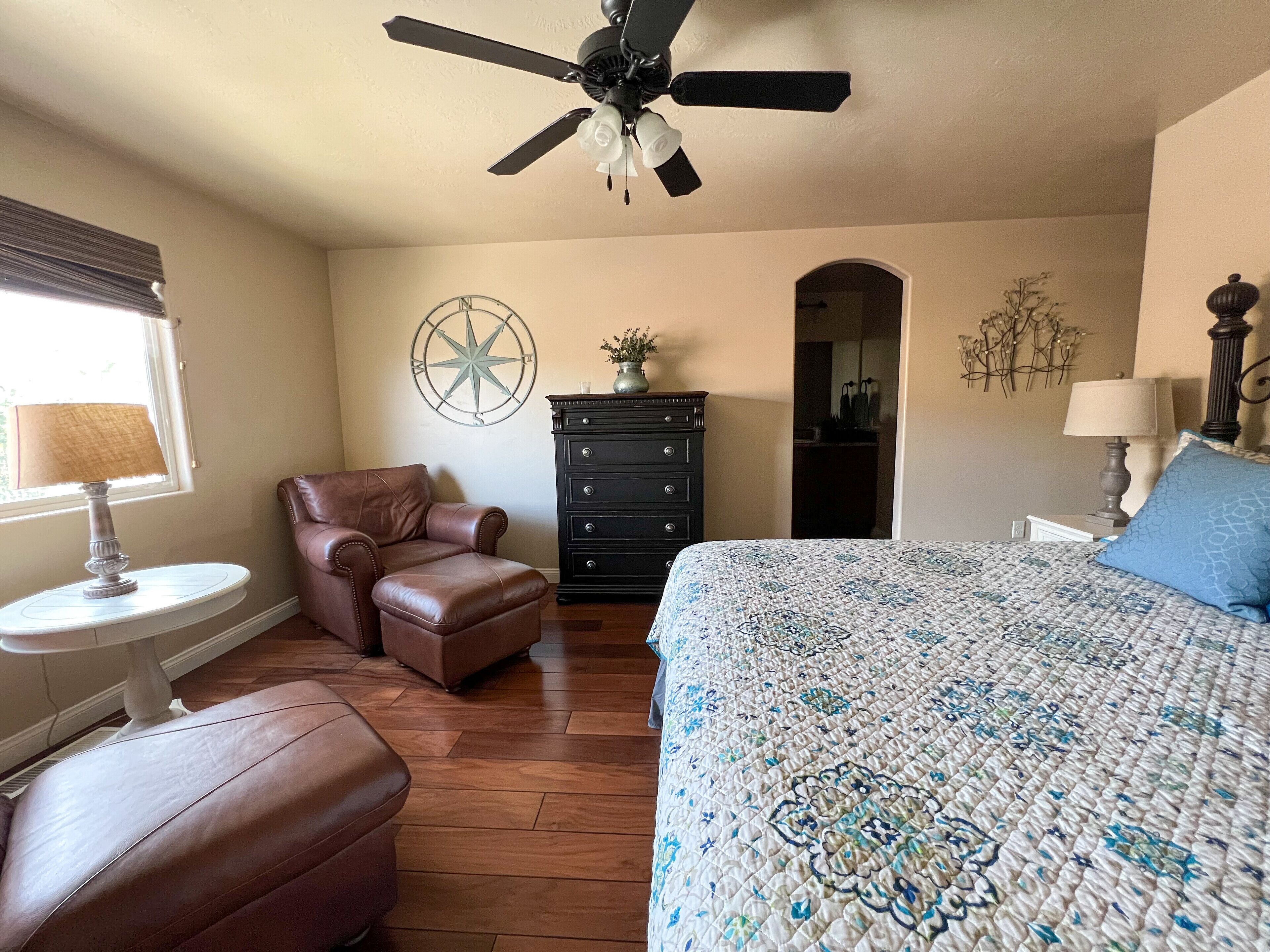 3 slaapkamers, een bureau, een strijkplank/strijkijzer, gratis wifi