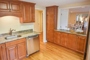 冰箱、微波炉、烤箱、炉灶