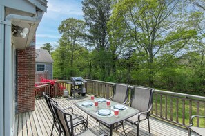 Outdoor dining - The Perfect Beach Getaway! (Orleans)
