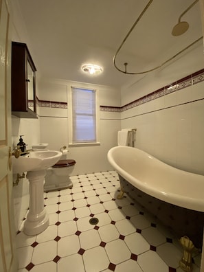 Deep soaking tub, towels