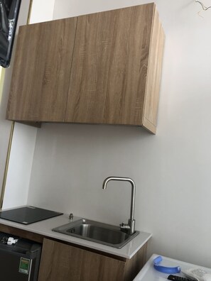 Economy studio | Privékitchenette | Een koelkast, een microgolfoven, een kookplaat, een waterkoker