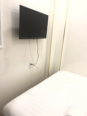Premium bedding, desk, soundproofing, iron/ironing board - Supertramp's House (Ho Chi Minh City)