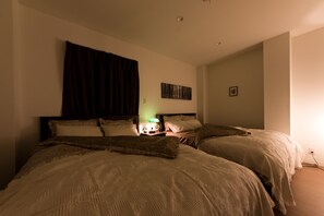 Suite, varias camas, no fumadores, vistas a la ciudad (Room, 101) | Tabla de planchar con plancha, wifi gratis, ropa de cama