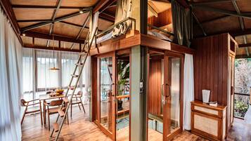 Treehouse Ficus | Minibar, safe på rommet, skrivebord for bærbar PC og wi-fi (inkludert)