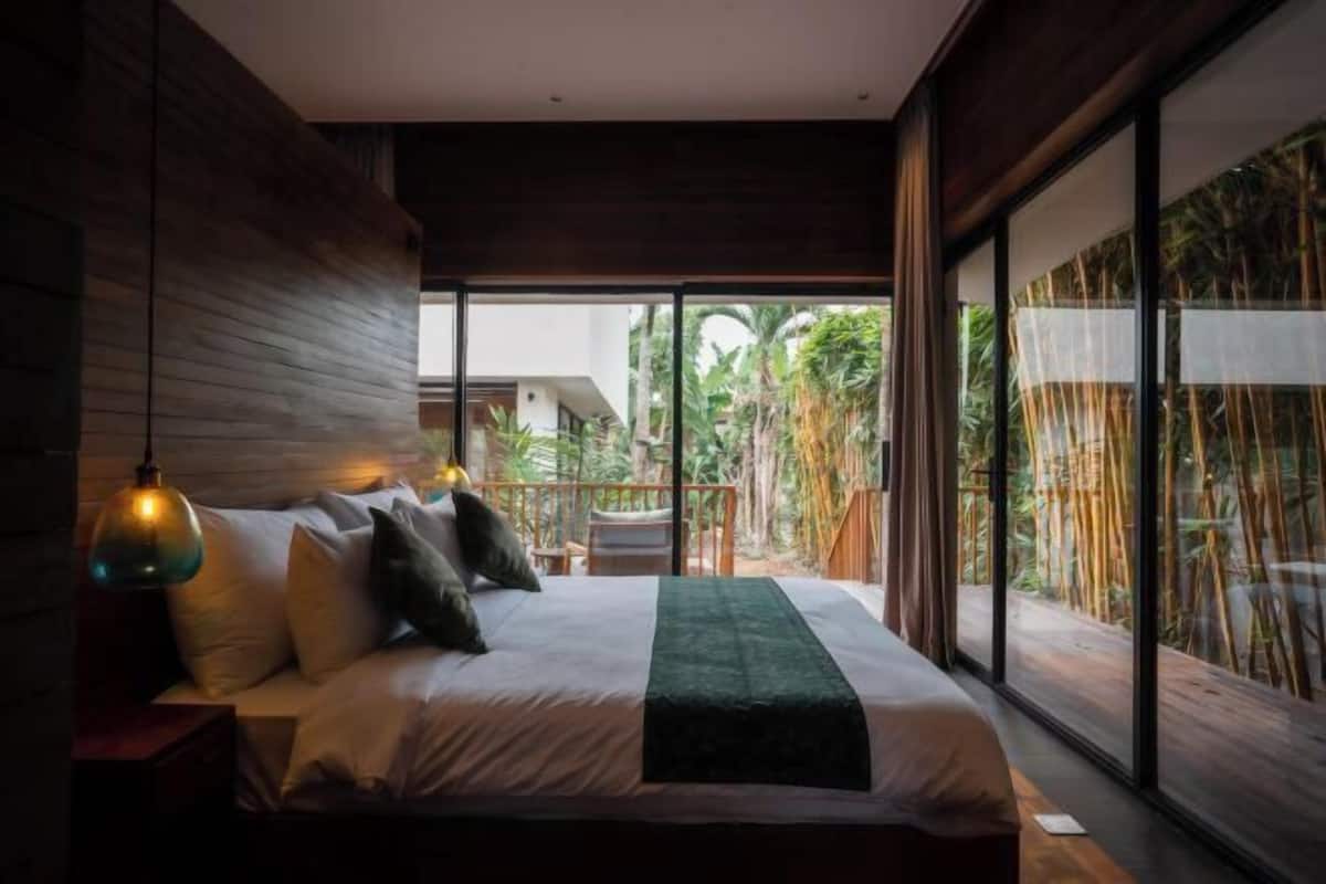 Minibar, in-room safe, laptop workspace, free WiFi
