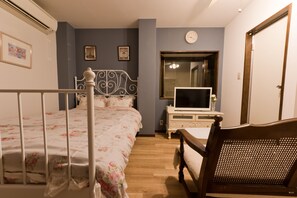 Deluxe Room (201) | Living area | 32-inch LCD TV with digital channels, TV - Mini Hotel Shinjuku Front 201 (Tokyo)