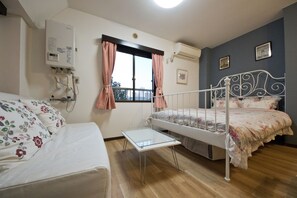 Deluxe Room (201) | Living area | 32-inch LCD TV with digital channels, TV - Mini Hotel Shinjuku Front 201 (Tokyo)