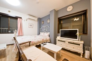 Deluxe Room (201) | Living area | 32-inch LCD TV with digital channels, TV - Mini Hotel Shinjuku Front 201 (Tokyo)