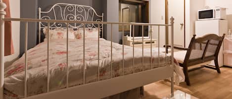 Deluxe Room (201) | Individually decorated, blackout curtains, iron/ironing board, free WiFi