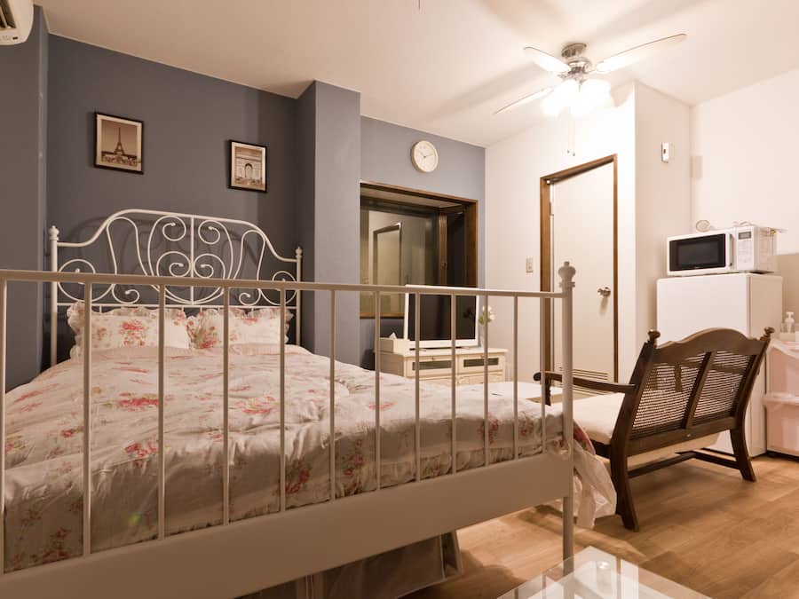 Rom – deluxe (201) | Individuelt dekorert, blendingsgardiner og strykejern/-brett