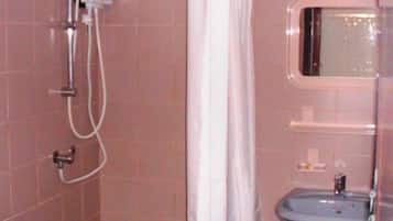 Habitación estándar | Baño | Ducha y toallas