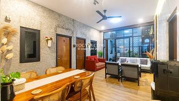 Casa, varias habitaciones | Área de sala de estar | Televisión de 32 pulgadas con canales vía satélite