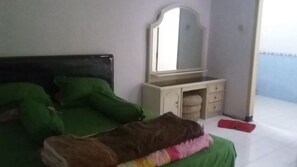 1 bedroom, desk, free WiFi, bed sheets - Villa Darsono (Batu)