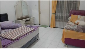 1 bedroom, desk, free WiFi, bed sheets - Villa Darsono (Batu)