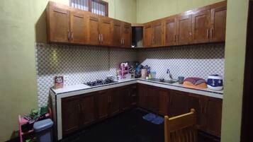 Cookware/dishes/utensils