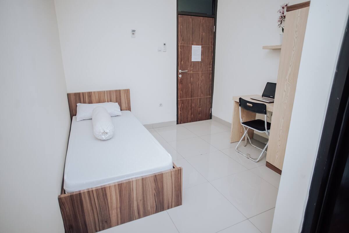 Espacio para trabajar con laptop, wifi gratis y ropa de cama