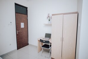 Laptop workspace, free WiFi, bed sheets - Casa De Aminda (Hegarmanah)