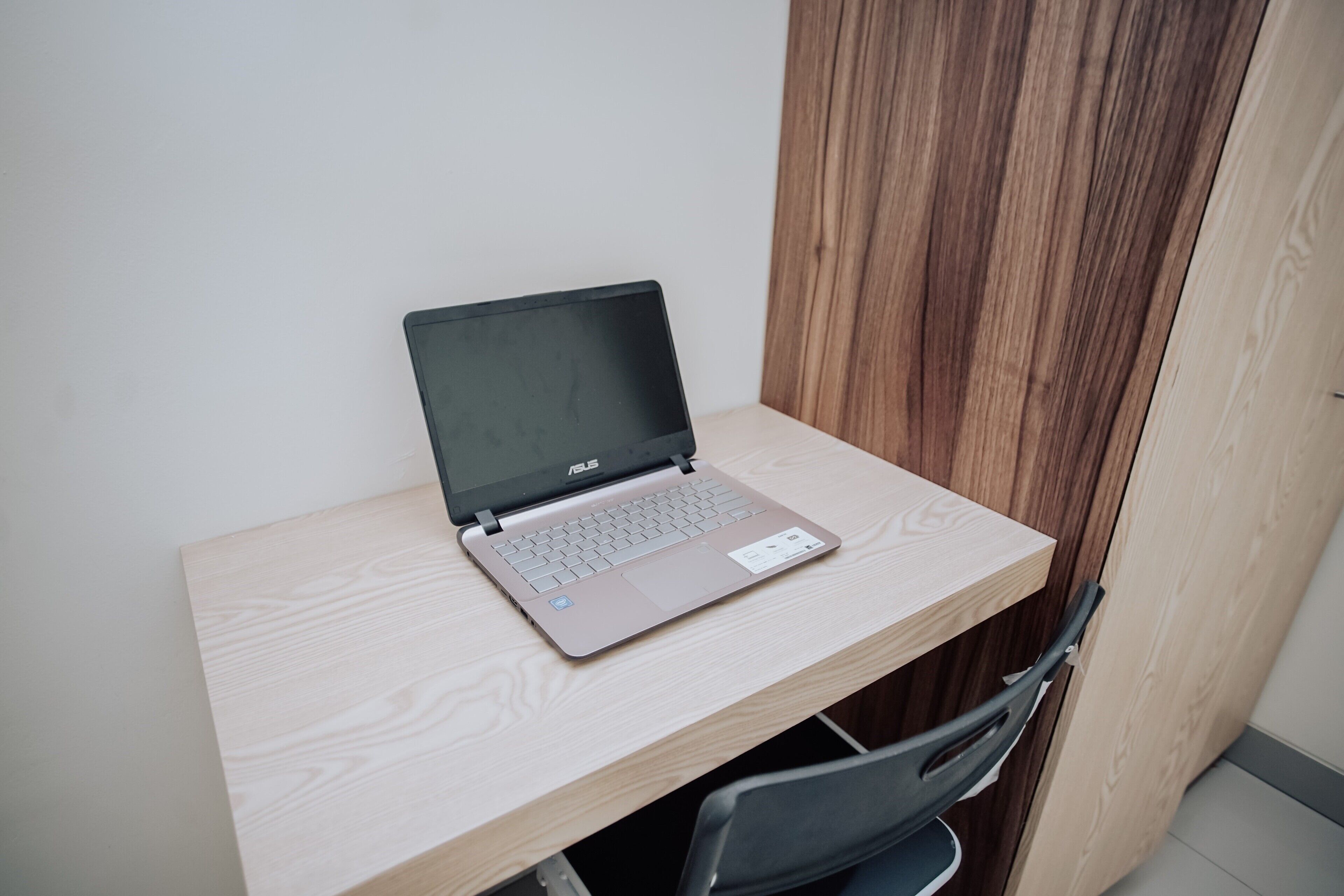 Laptop workspace, free WiFi, bed sheets