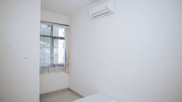 Laptop workspace, free WiFi, bed sheets