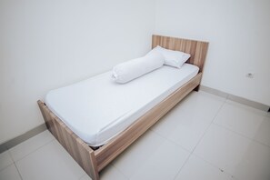 Laptop workspace, free WiFi, bed sheets - Casa De Aminda (Hegarmanah)