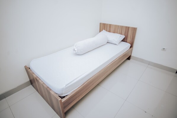 Laptop workspace, free WiFi, bed sheets