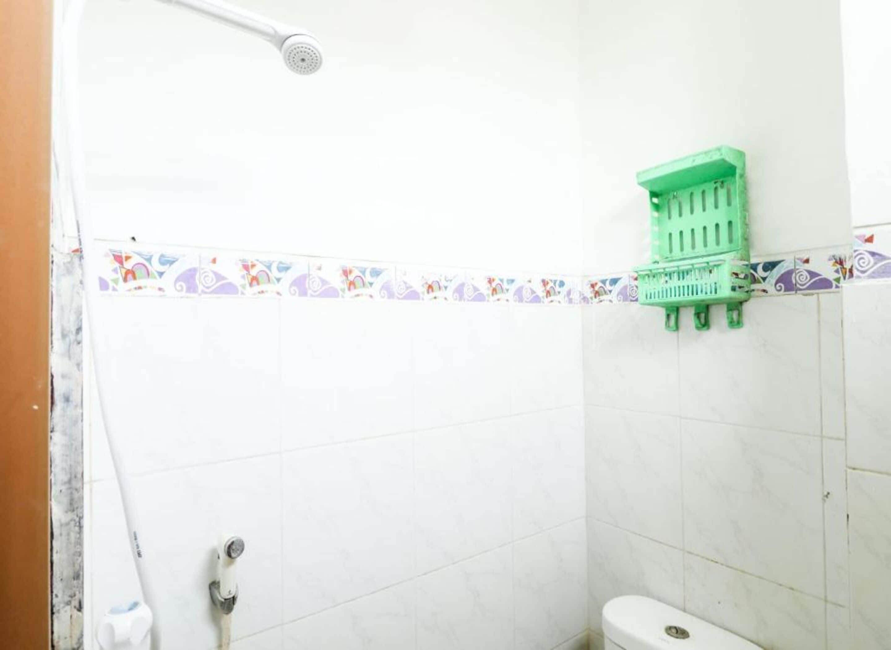 Single Room | Bathroom | Shower, free toiletries, towels