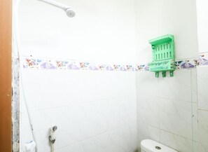 Habitación individual | Baño | Regadera, amenidades de baño gratuitas, toallas