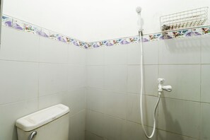 Habitació doble estàndard | Bany | Dutxa, articles de tocador gratuïts i tovalloles 