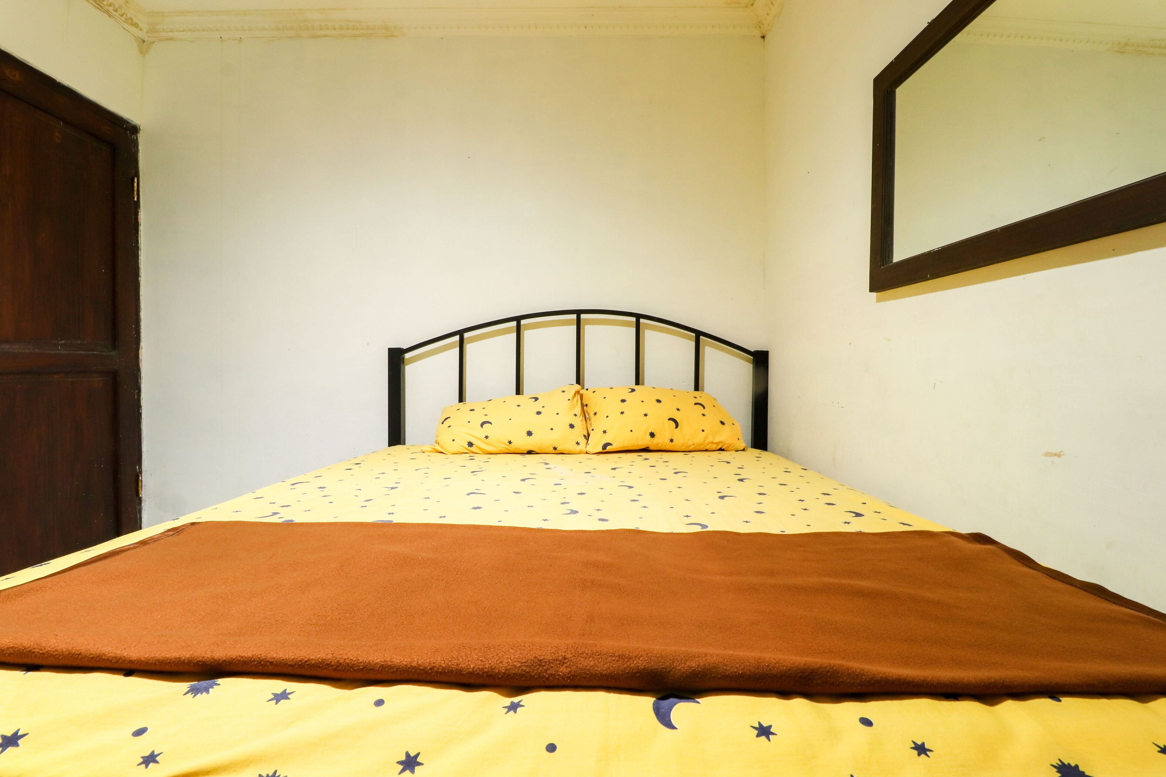 Standard Double Room | Desk