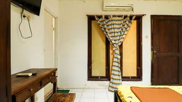 Standard Double Room | Desk