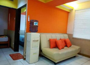 Studio 24 | Living area | 32-inch TV with cable channels