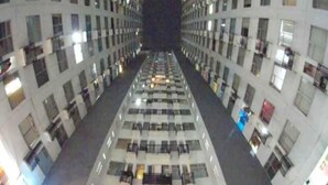 Voorkant accommodatie - avond/nacht