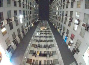 Vista frontal de la propiedad por la tarde o noche