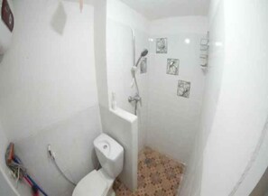 One Bedroom | Badezimmer | Dusche, kostenlose Toilettenartikel, Handtücher