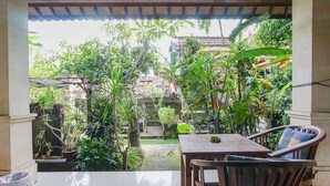 Superior Room with FAN | Terrace/patio - Matahari House Ubud (Ubud)
