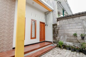 Shower, towels - Omah Kemiri 5 Yogyakarta (Sleman)