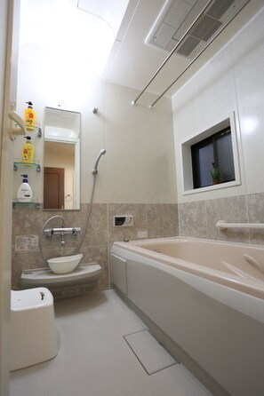 Private Vacation Home | Bathroom | Separate bathtub and shower, free toiletries, hair dryer, slippers - Tsuruhashi Guest House Tamatsu (Osaka)