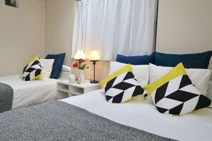 Private Vacation Home | 3 bedrooms, free WiFi - Tsuruhashi Guest House Tamatsu (Osaka)